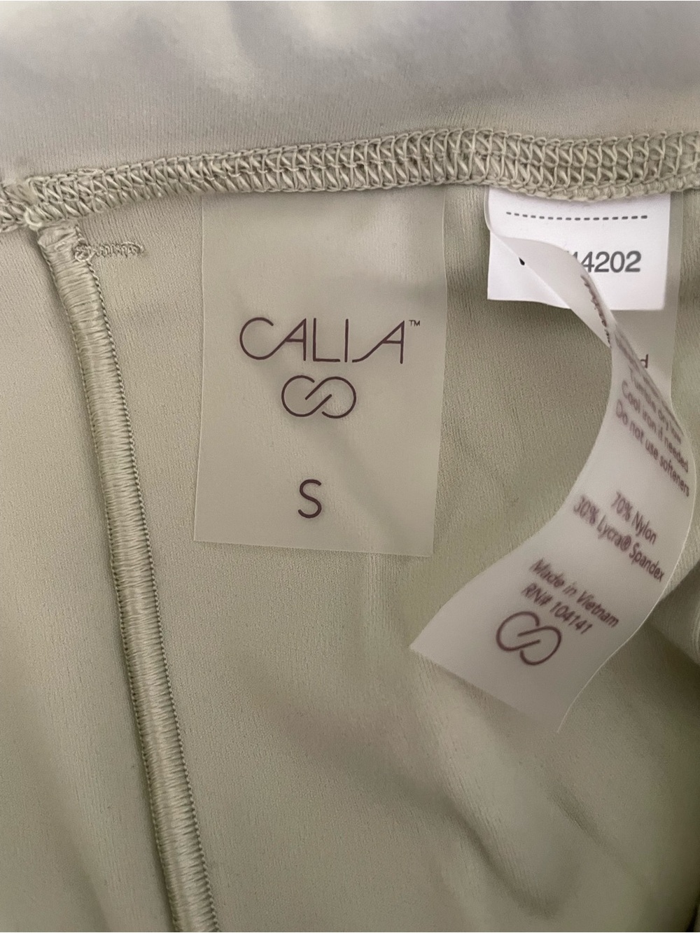 High-Waist Seam Pocket Leggings — Very Pale Light Green - Picture 3 of 3